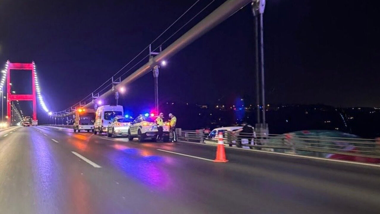 Fatih Sultan Mehmet Köprüsü’ne Amedspor Bayrağı Asıldı: Polis Çevrede Gece Boyunca Nöbet Tuttu!