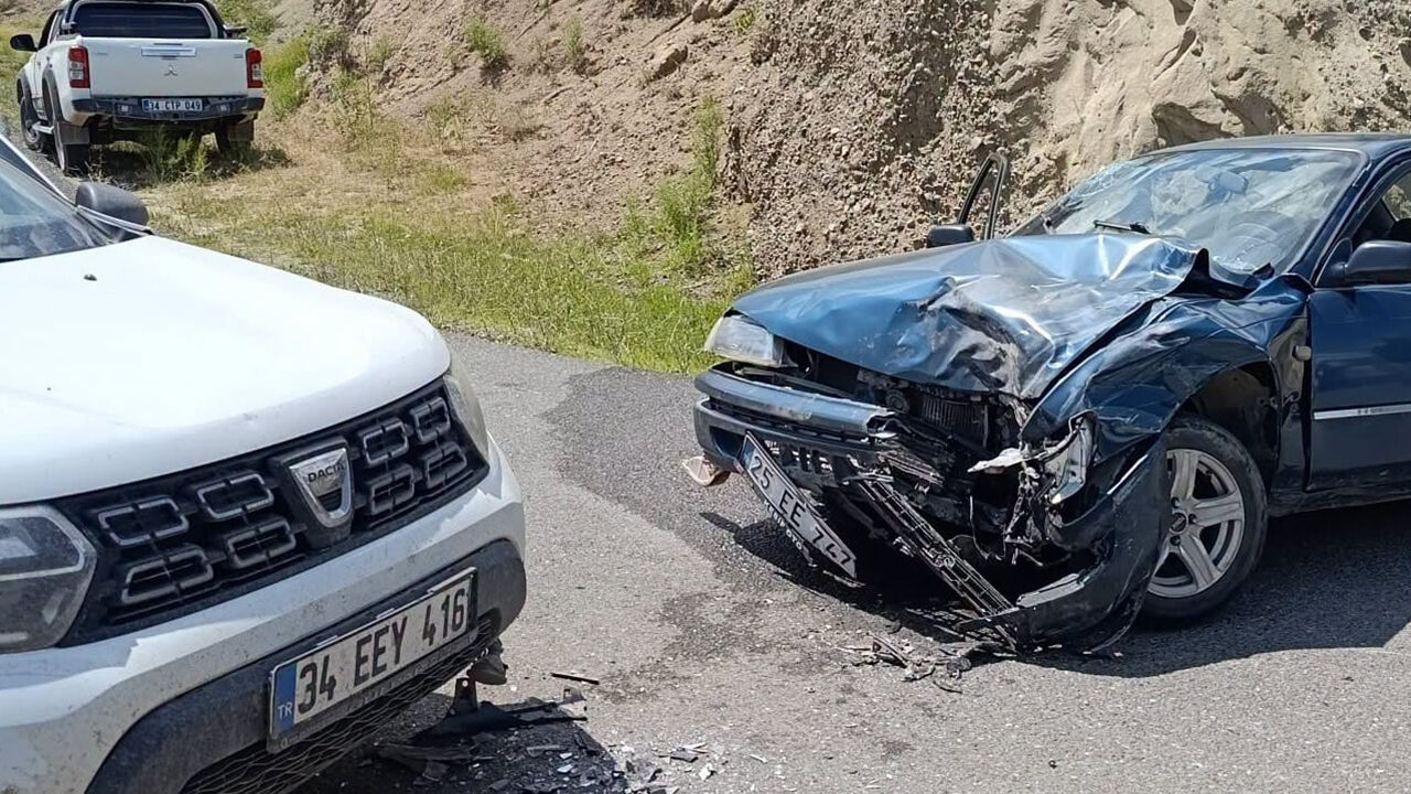 Iğdır'da İki Otomobil Kafa Kafaya Çarpıştı: 4 Yaralı! Vatandaştan "Mayın Tarlası" İsyanı