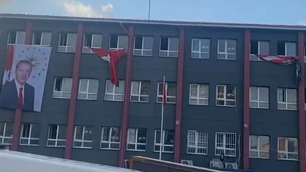 Arnavutköy'deki Okulda Bayrak Detayı Dikkat Çekti: Türk Bayrağı ve Atatürk Posteri Rüzgara Bırakıldı
