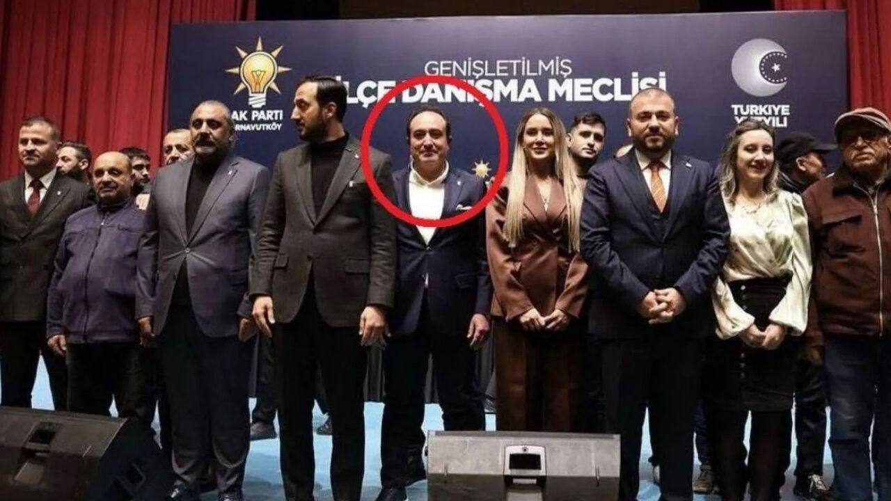 CHP Arnavutköy İlçe Başkanı Savaş Aras'ın AK Parti Kongresinde Rozet Taktığı Ortaya Çıktı