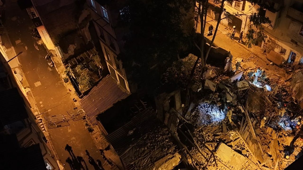 Beyoğlu’nda Kentsel Dönüşüm İçin Boşaltılan 5 Katlı Bina Çöktü!