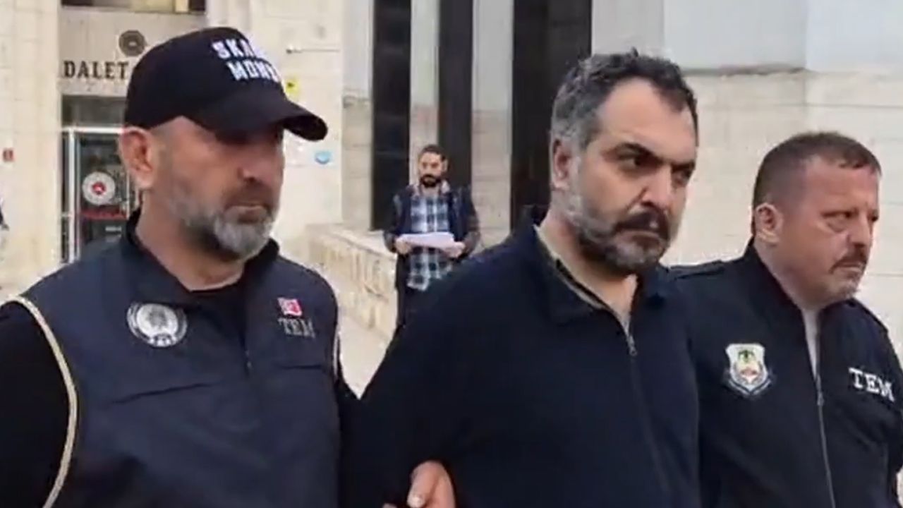 Öğretmen Gözaltına Alınırken Vatandaştan Tepki Yağdı: "Alnına Ay-Yıldız, Kalbine Atatürk Yaptıracağız!"