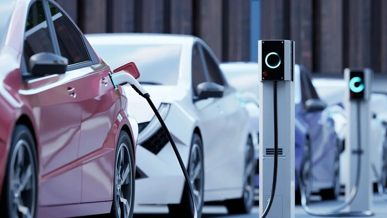 Otomotiv Tarihinde Bir İlk: İçten Yanmalı Motor Devri Sona eriyor, Pazar Payı %50’nin Altına Düştü!