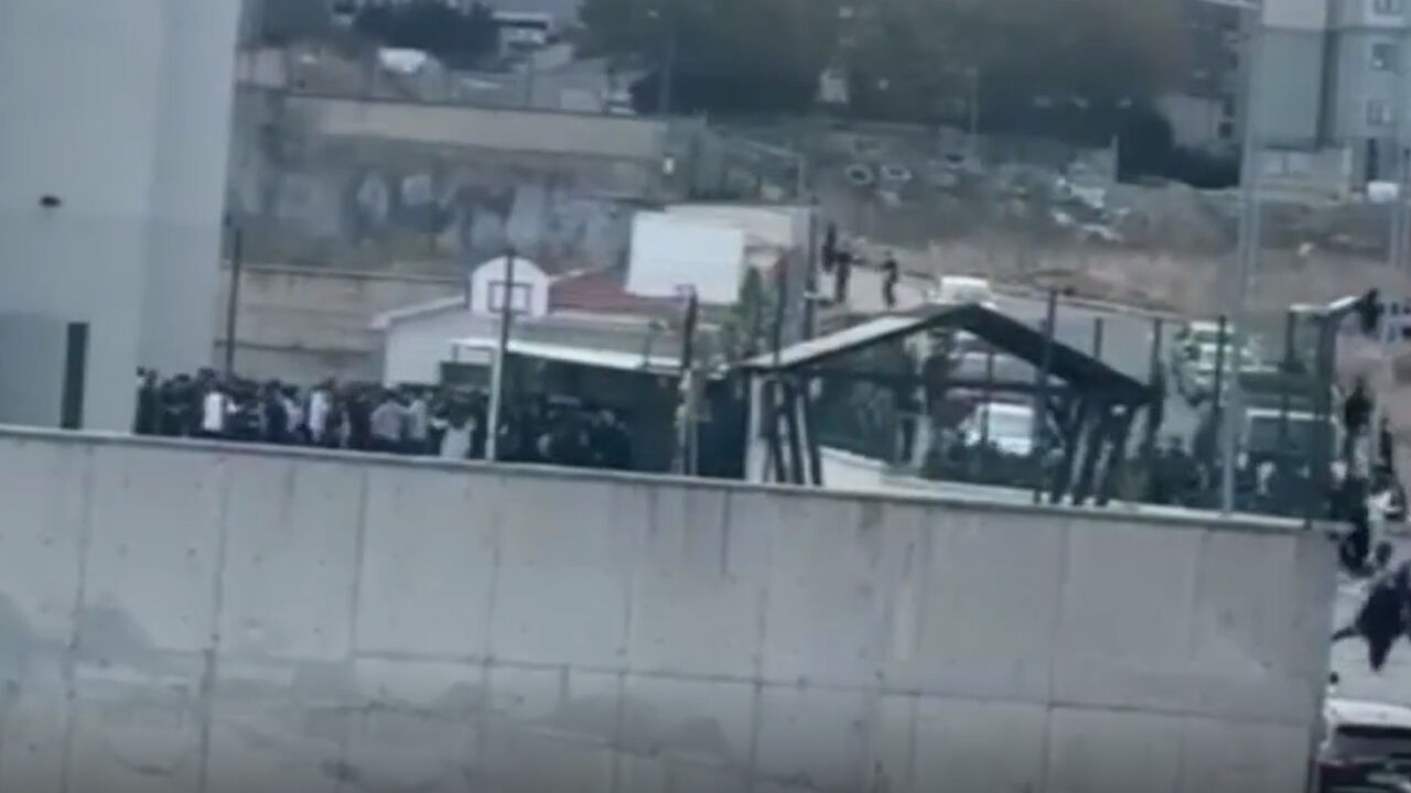SON DAKİKA | Esenyurt’ta Lisede Öğrenciler Arasında Kavga: Olay Yerine Polis ve Sağlık Ekipleri Sevk Edildi!