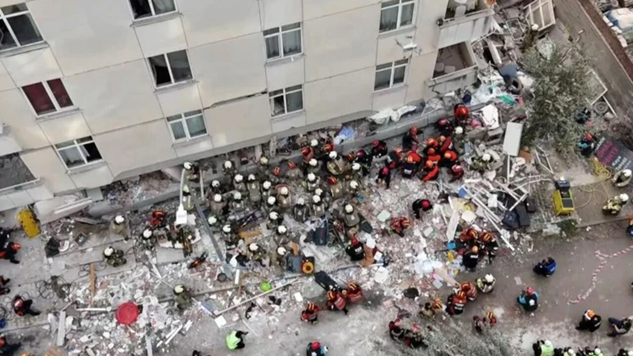 SON DAKİKA | Maltepe’de 7 Katlı Binanın 3 Katı Çöktü, Enkaz Altından 7 Kişi Sağ Çıkarıldı!